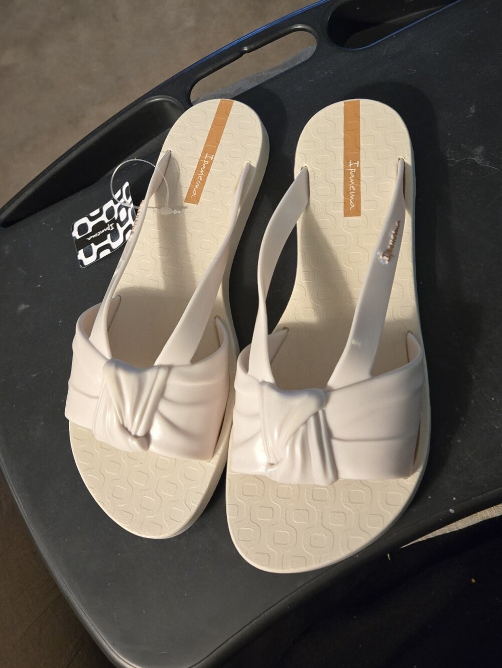 NWB Ipanema Amelie Women's Cream Flop Sandals